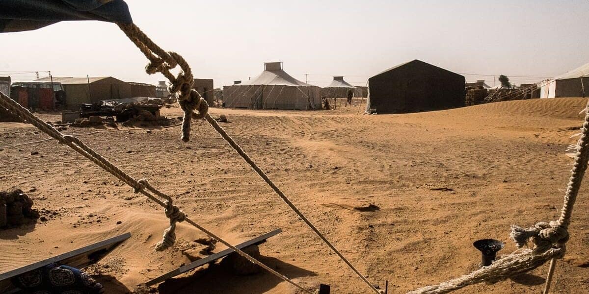 Paesaggio desertico del Sahara con tende e strutture in Zambia.