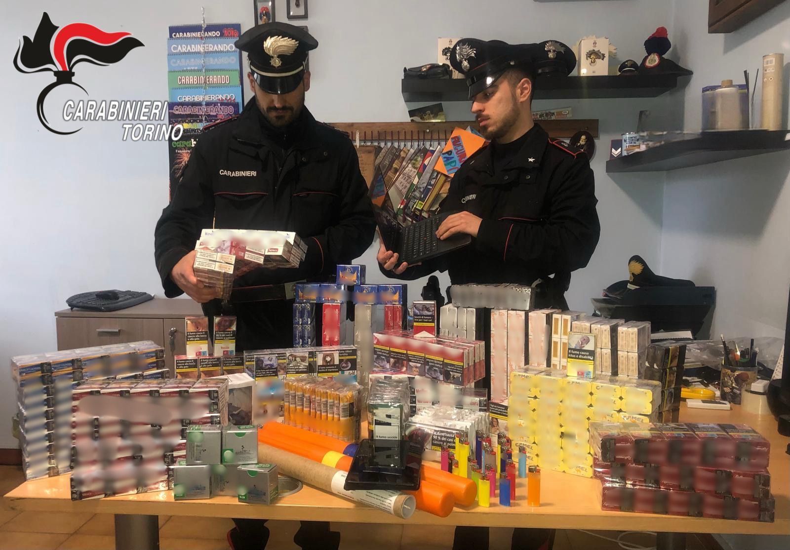 Sigarette e materiale pirotecnico in casa: denunciato un 26enne nel Torinese