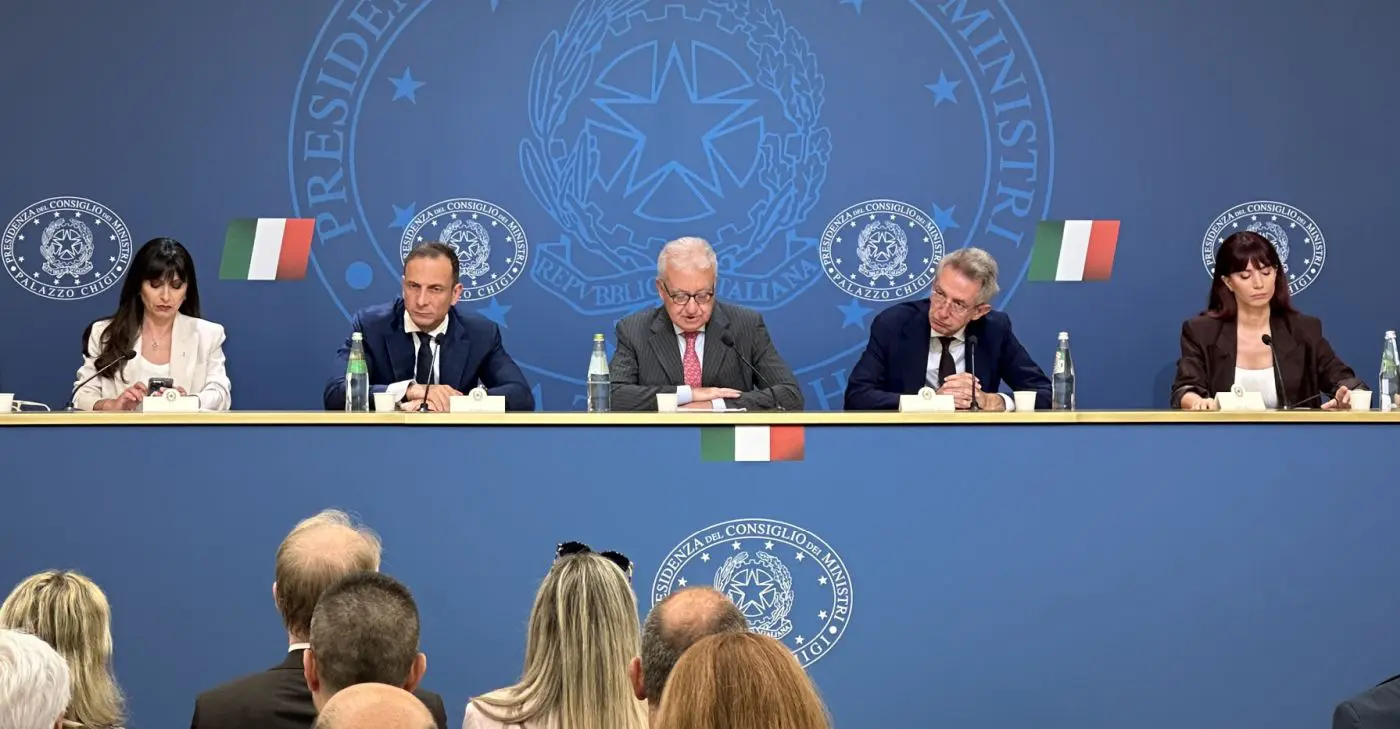 Il 23% degli studenti minorenni nel 2025 ha assunto almeno una droga / Video