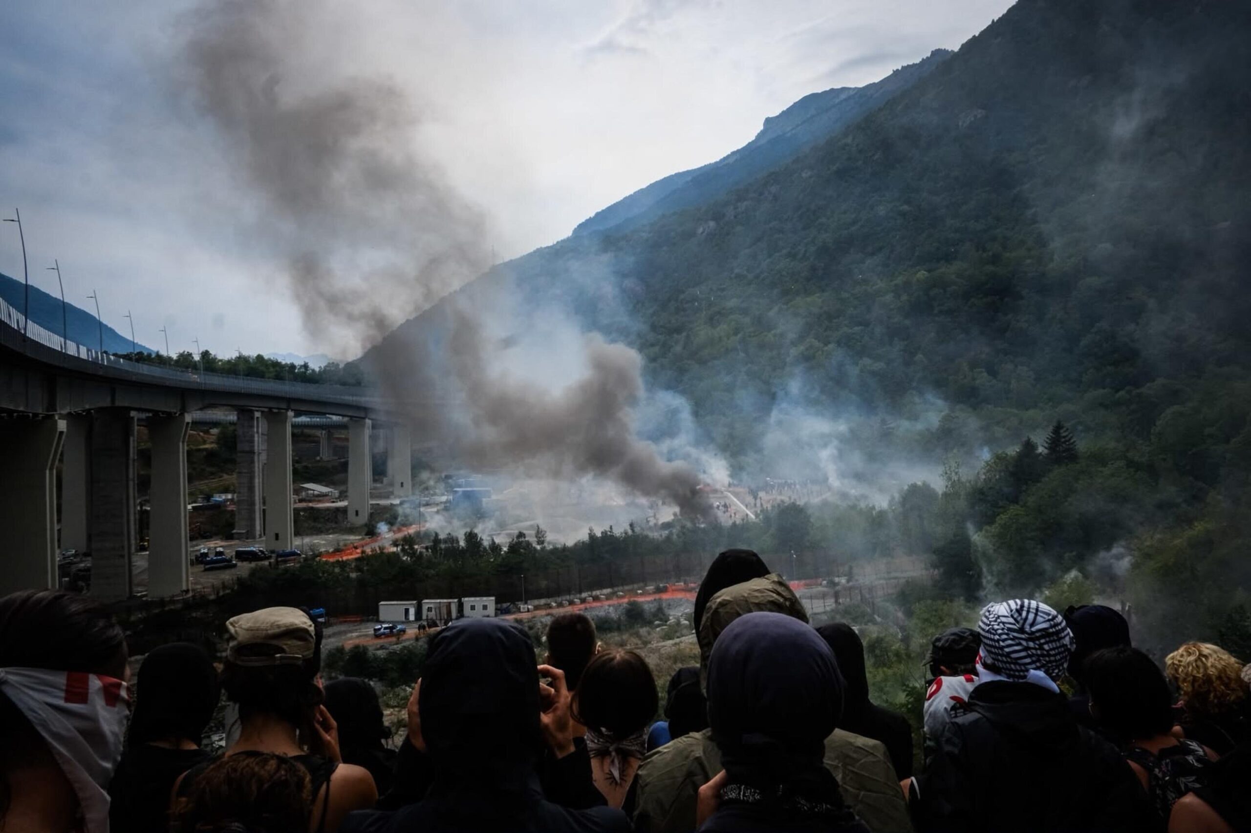 Meloni e Piantedosi al cantiere devastato: &laquo;Non &egrave; protesta, &egrave; violenza premeditata&raquo;. Danni per un milione