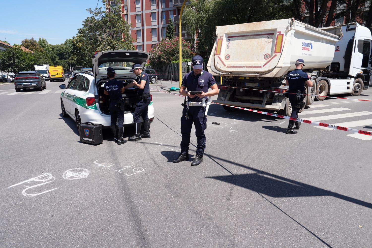 Mezzo pesante investe una donna in bicicletta a Milano, morta in ospedale la 67enne