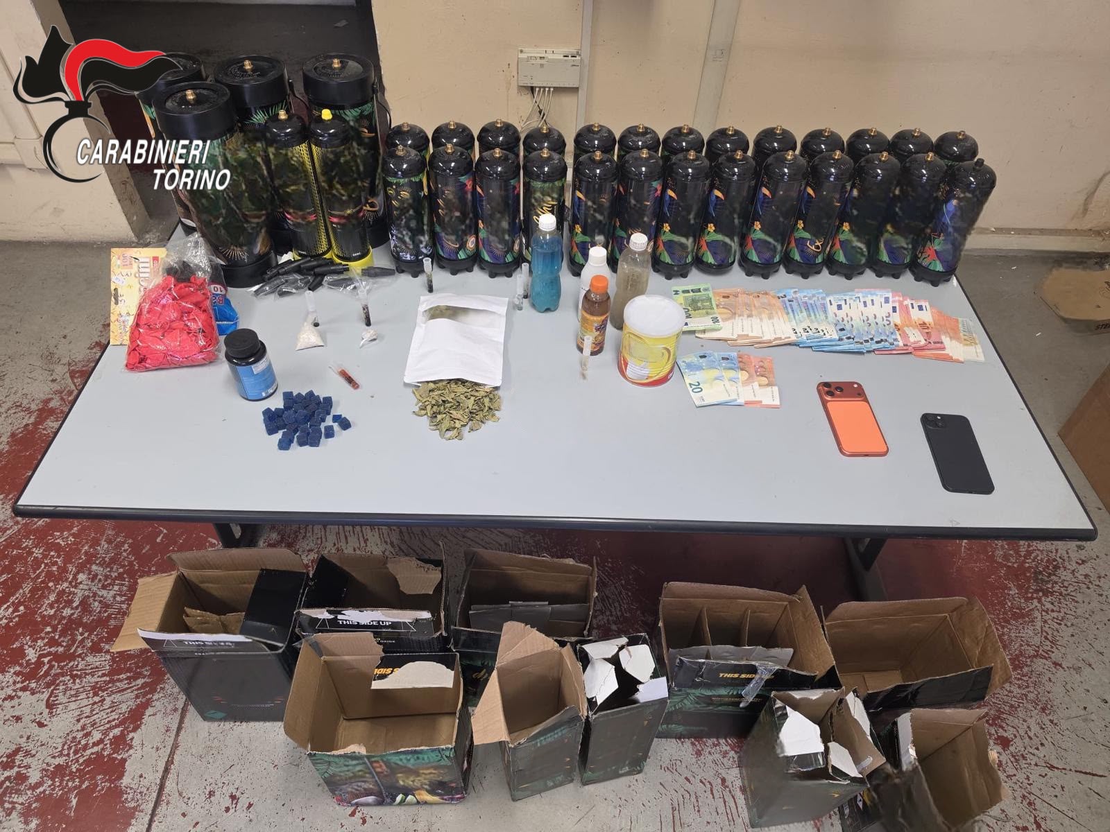 Torino, droga e gas esilarante in un appartamento a Mirafiori Sud: due arresti
