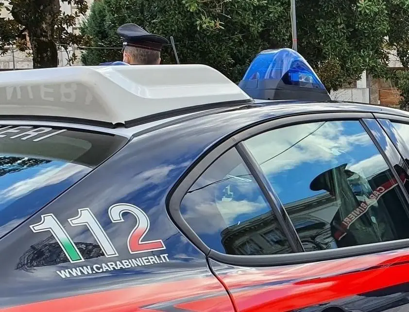 Castellamare di Stabia, sequestra e violenta per ore una ragazza conosciuta sui social: arrestato un 26enne