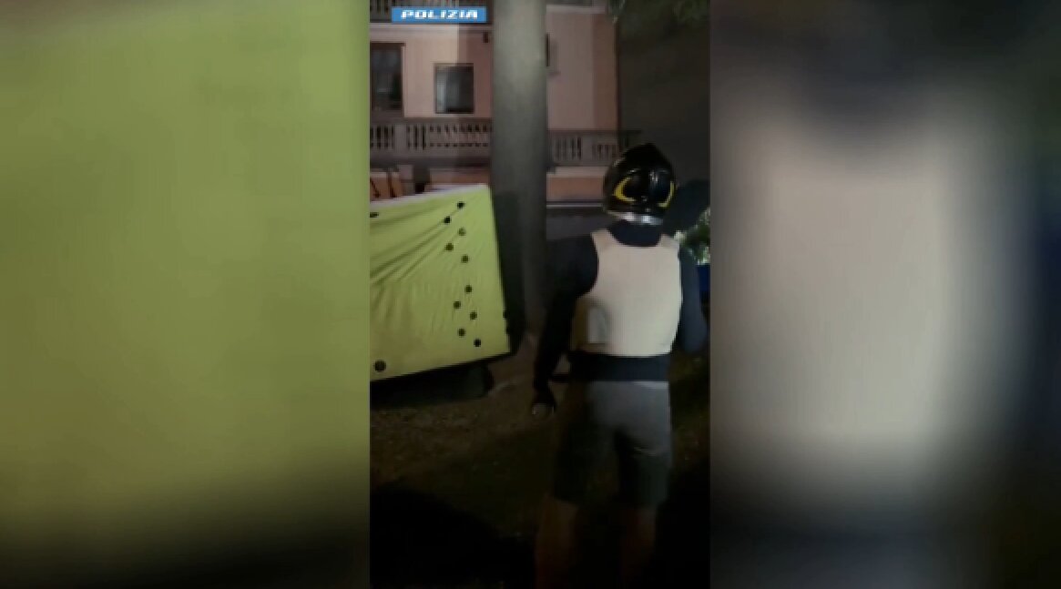 Si barrica sul tetto di un&rsquo;abitazione a Bergamo, arrestato dopo ore di negoziazione / Video