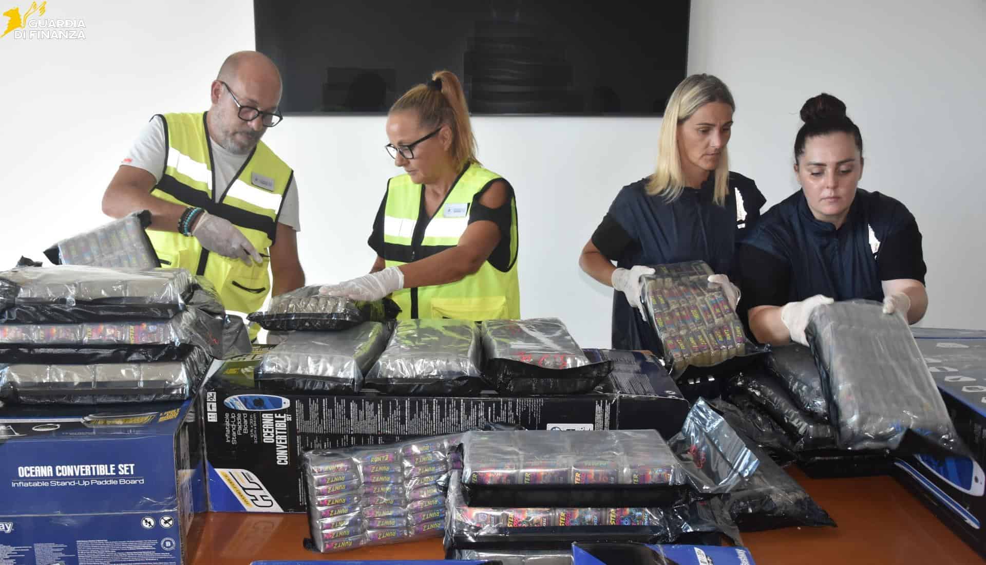 Narcotraffico internazionale, la GdF intercetta 210 kg di hashish in una spedizione proveniente dagli Usa
