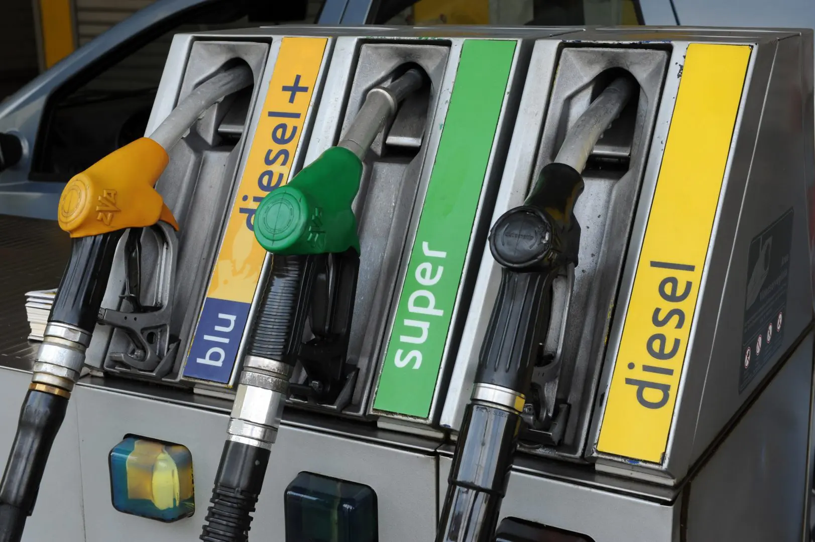 Mimit, oltre 10 mila distributori hanno aderito al price cap. Urso &ldquo;Successo italiano che stupisce l&rsquo;Europa&rdquo;