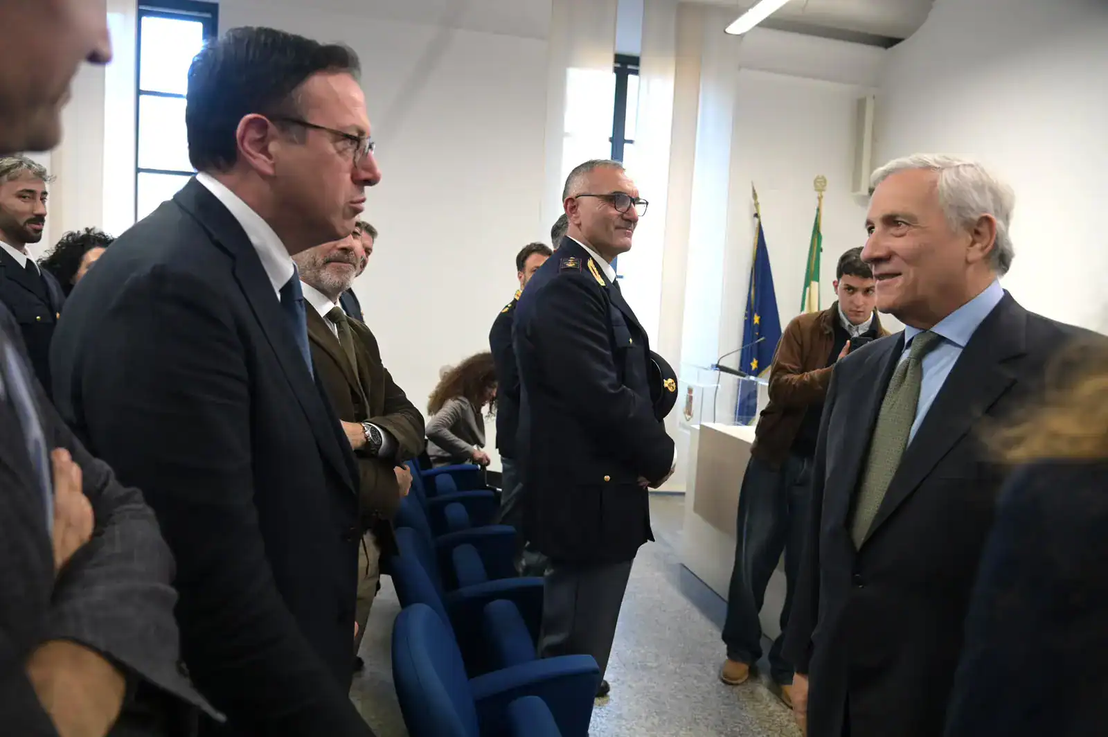 Tajani in visita alle forze dell’ordine a Milano: “Cercheremo di essere sempre più al vostro fianco”. Anche Salvini incontra militari e agenti a piazza Duomo