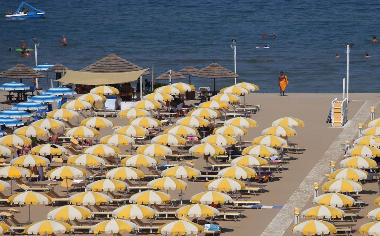 Estate 2026, più vacanze brevi e last minute ma 1 italiano su 4 non è partito