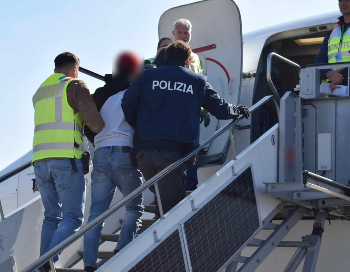 Immigrazione, rimpatriati 13 stranieri irregolari: uno espulso per prevenzione terrorismo