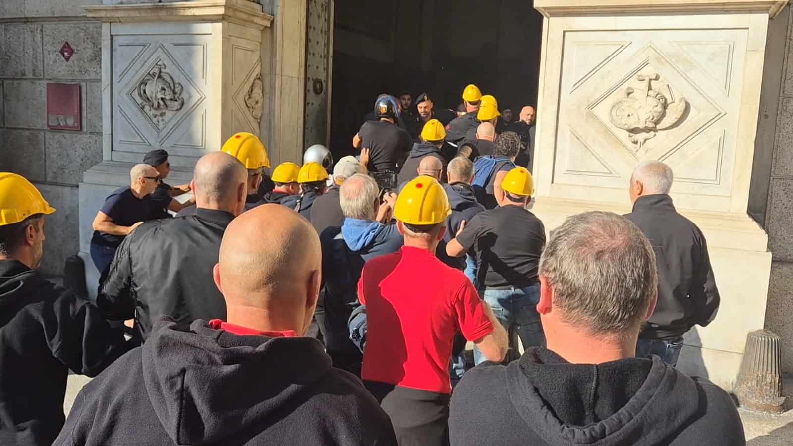 Ex Ilva, a Genova i lavoratori terminano la mobilitazione “Scenario catastrofico sventato” / Video